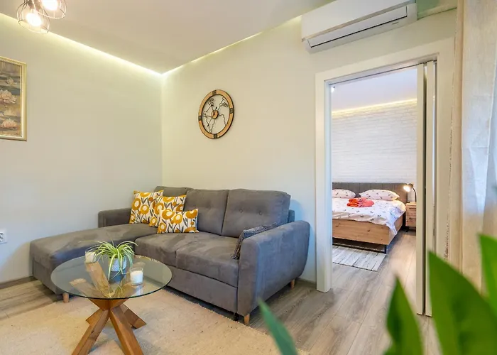 Lotus With Free Parking Apartament